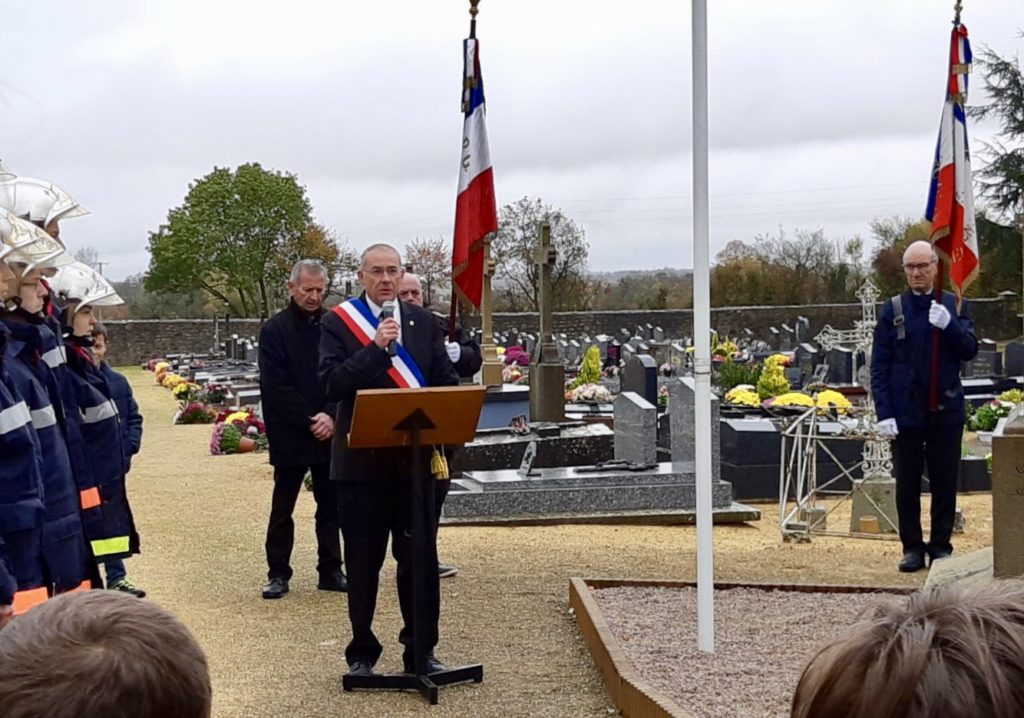 Vincent HULOT, maire. de Bernay-Neuvy-en-Champagne le 11 novembre 2018, commémoration du centième anniversaire de l'armistice de la Grande Guerre