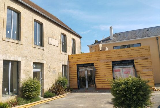 Les travaux de réhabilitation des anciens bâtiments communaux situés place Hubert Cherbonnier se poursuivent activement. Ce projet structurant pour le centre-bourg permettra d’accueillir prochainement un bar-tabac-restaurant, une agence postale, une mairie annexe ainsi que des salles communales. Après les importantes phases de gros œuvre réalisées au cours de l’année 2025 et début 2026, le chantier [&hellip;]